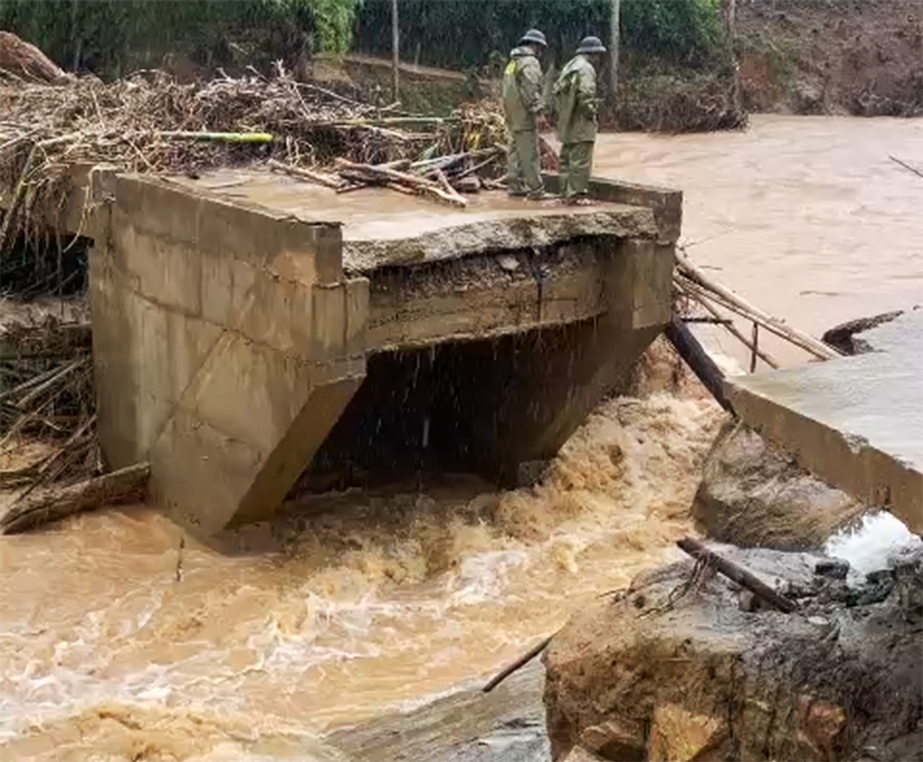 mua lu keo dai gay thiet hai nang tren dien rong o mien trung - 3