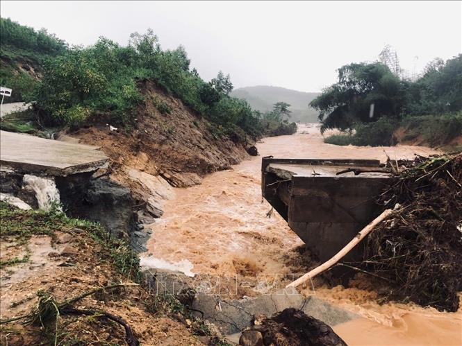 mua lu keo dai gay thiet hai nang tren dien rong o mien trung - 4