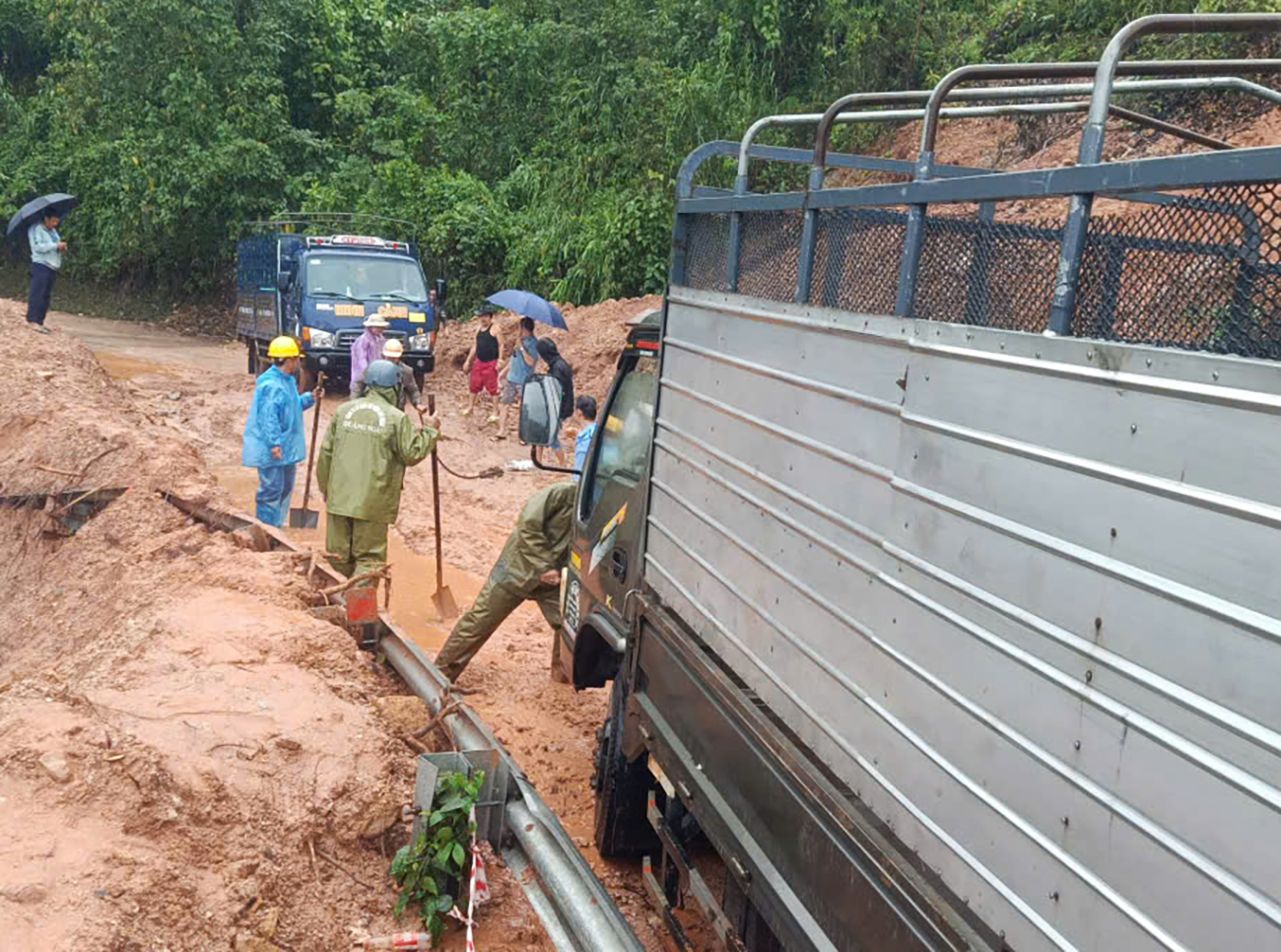 mua lu keo dai gay thiet hai nang tren dien rong o mien trung - 5