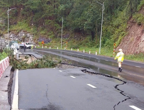 Cấm các phương tiện lưu thông qua đèo Prenn Đà Lạt từ 10h sáng nay - 2