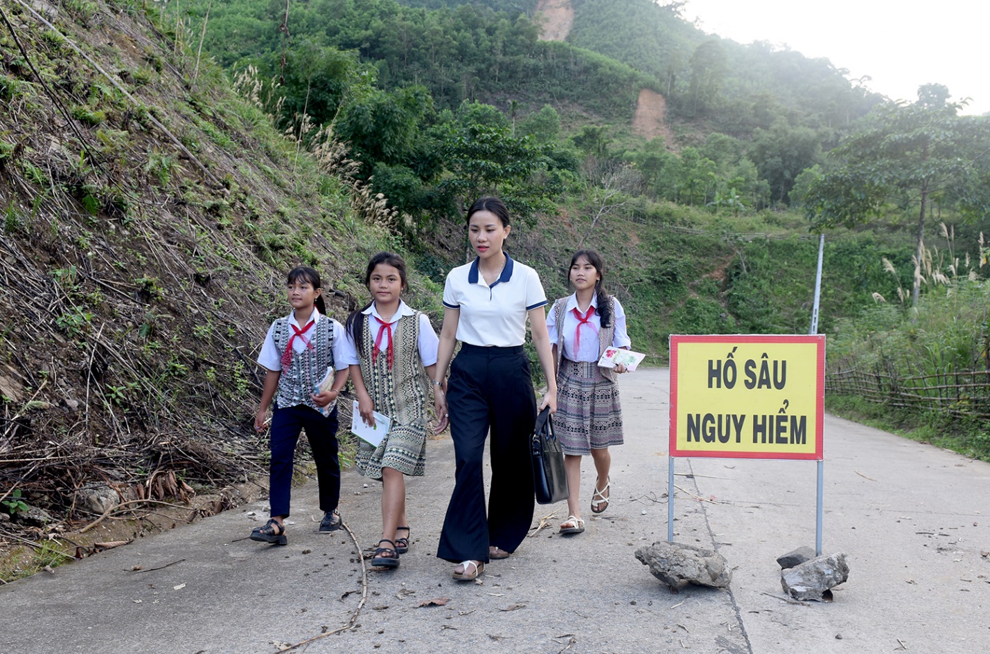 giao vien bi bom loi bun vuot diem lo nui den truong truoc them 20/11 - 6