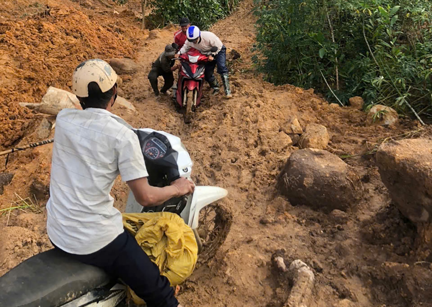 giao vien bi bom loi bun vuot diem lo nui den truong truoc them 20/11 - 3