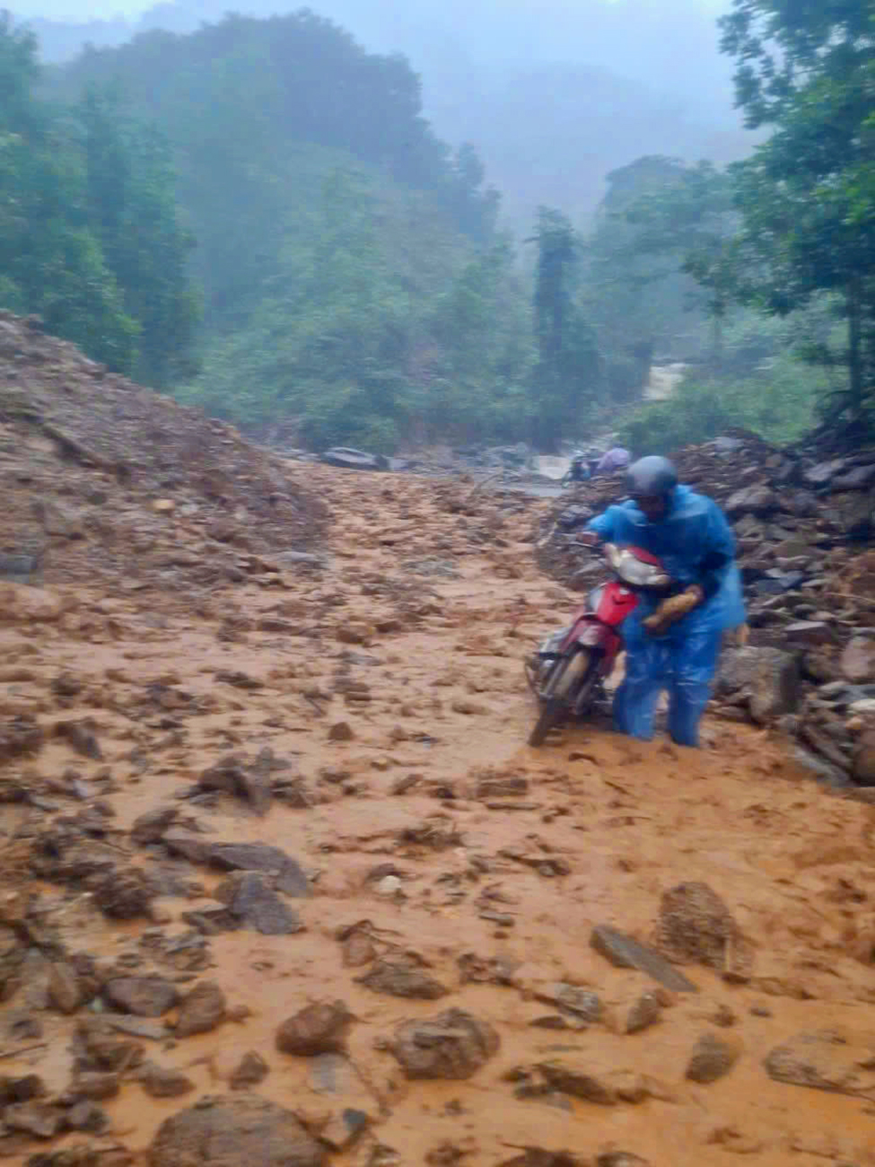 giao vien bi bom loi bun vuot diem lo nui den truong truoc them 20/11 - 2