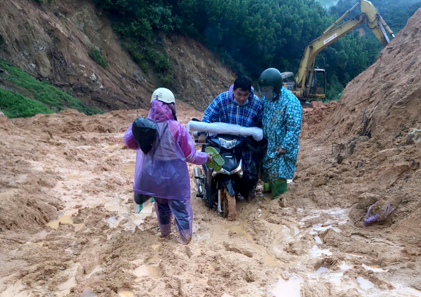 giao vien bi bom loi bun vuot diem lo nui den truong truoc them 20/11 - 1