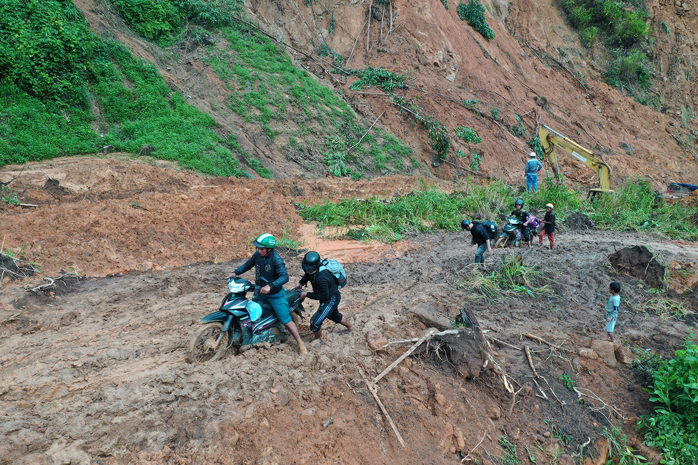 giao vien bi bom loi bun vuot diem lo nui den truong truoc them 20/11 - 4