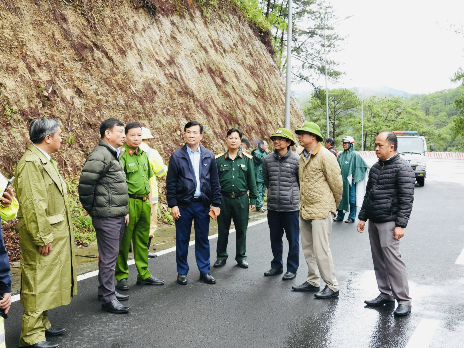 Lâm Đồng công bố tình huống khẩn cấp về sạt lở đường đèo Prenn Đà Lạt - 3