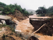 Chuyển động - Mưa lũ kéo dài gây thiệt hại nặng trên diện rộng ở miền Trung