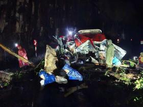  - Xe khách Phương Trang đi đèo Khánh Lê bị tảng đá 10 tấn rơi trúng, 6 du khách tử vong