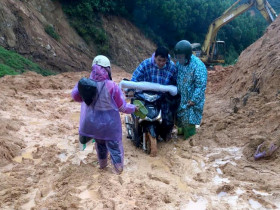  - Giáo viên bì bõm lội bùn vượt điểm lở núi đến trường trước thềm 20/11