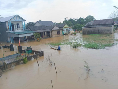  - Huế cho học sinh tiếp tục nghỉ học để tránh lũ