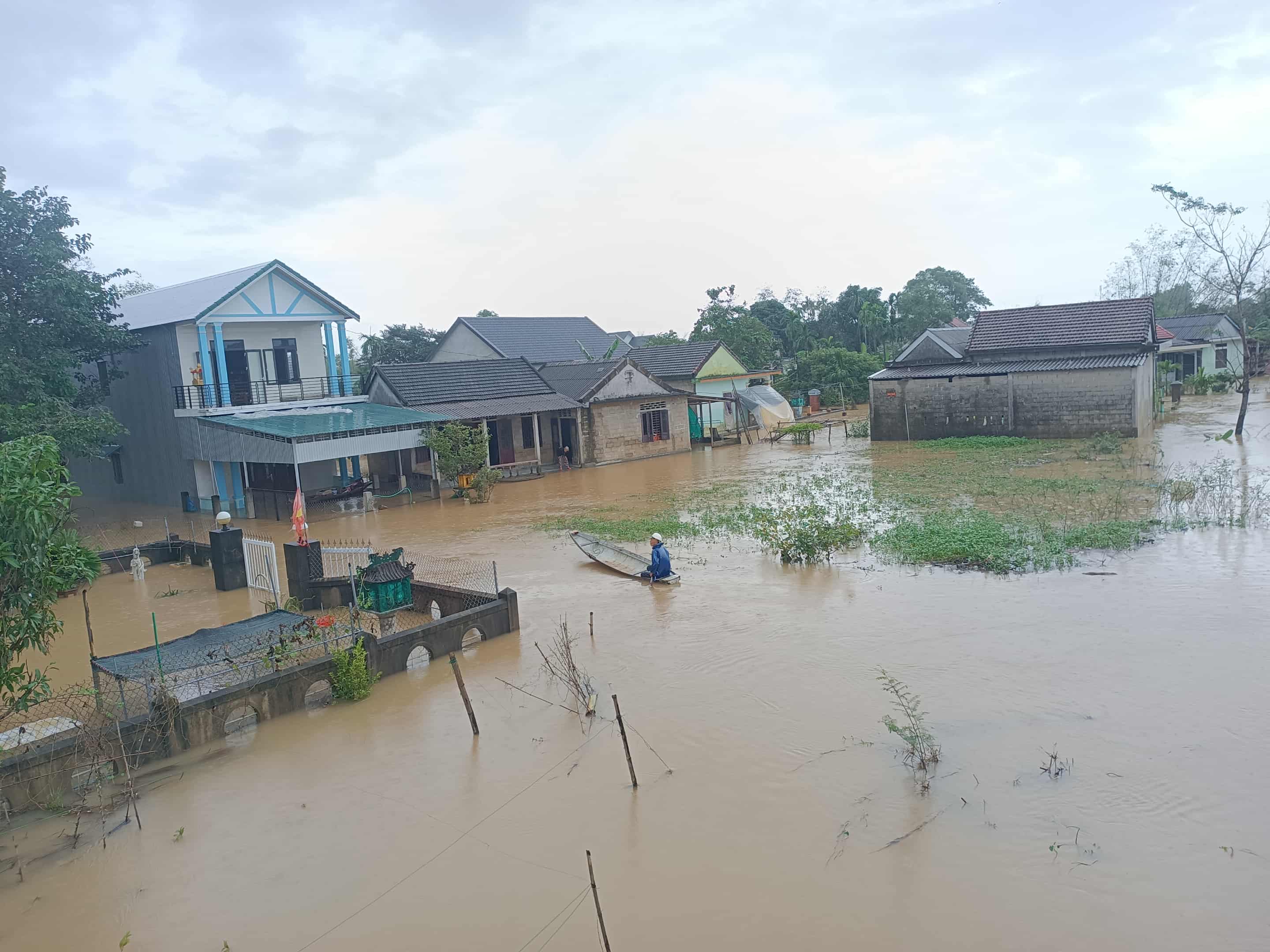 Huế cho học sinh tiếp tục nghỉ học để tránh lũ - 1