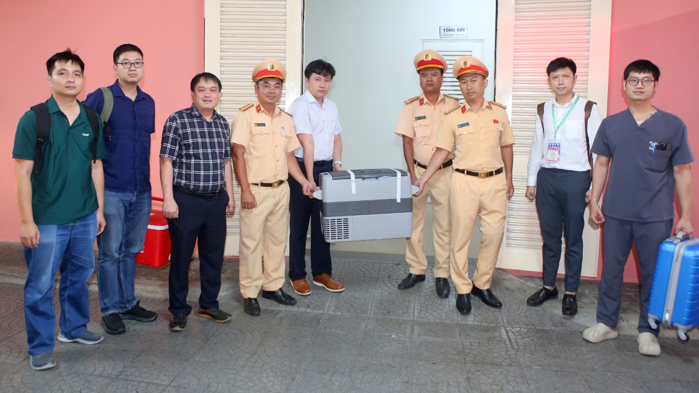 Bệnh viện Trung ương Huế tổ chức lễ ra viện cho ca ghép gan - 1