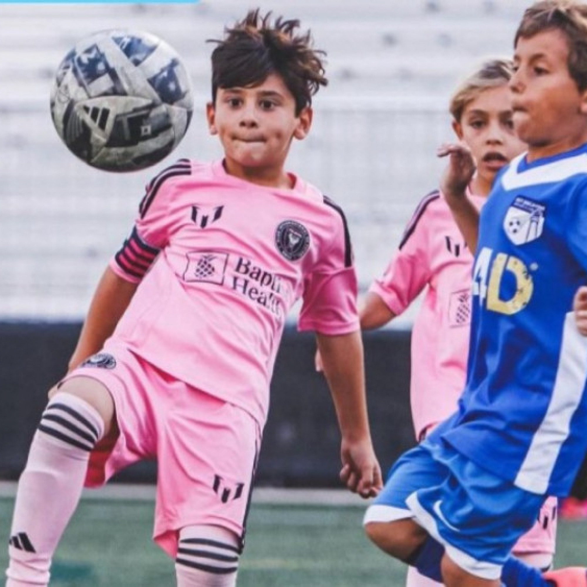  - Cậu út nhà Messi lập siêu phẩm đá phạt, phong thái cực giống ông bố