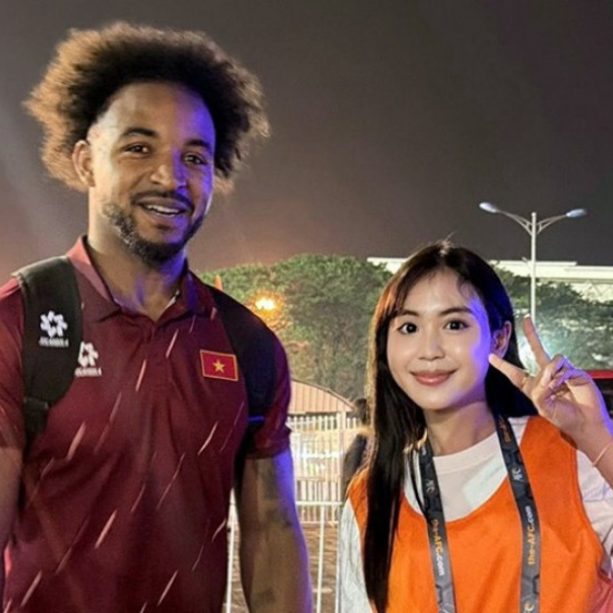  - Xuân Son được cô gái Lào "kèm chặt", tập sung chờ xuất trận cùng ĐT Việt Nam