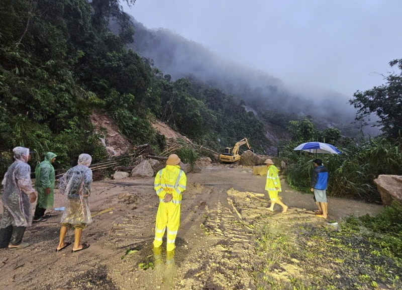 Giải cứu nhiều người bị mắc kẹt ở đèo Khánh Lê do sạt lở - 1