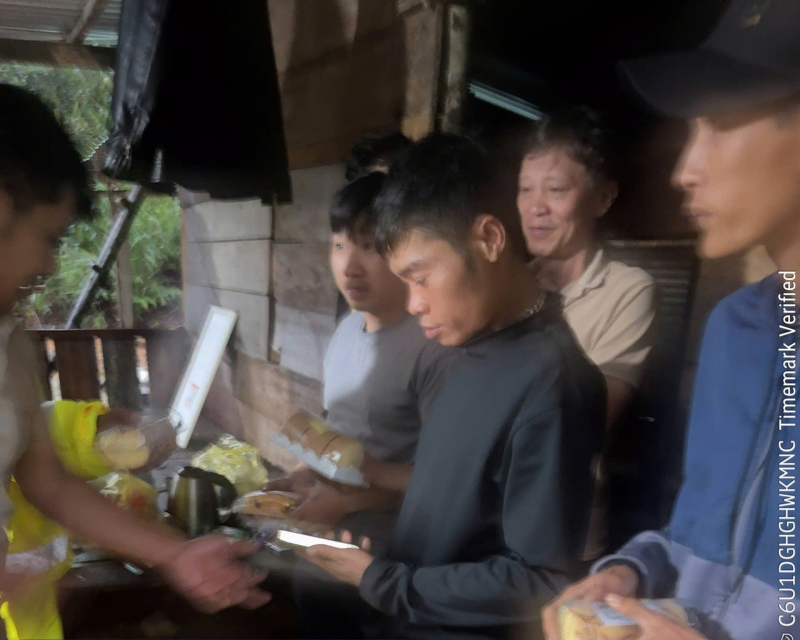 Giải cứu nhiều người bị mắc kẹt ở đèo Khánh Lê do sạt lở - 2