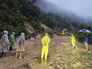 Giải cứu nhiều người bị mắc kẹt ở đèo Khánh Lê do sạt lở