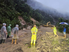  - Giải cứu nhiều người bị mắc kẹt ở đèo Khánh Lê do sạt lở
