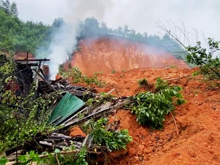 Tạm hoãn hoạt động Kỷ niệm 20/11, sơ tán hàng trăm học sinh ra khỏi vùng  lở núi
