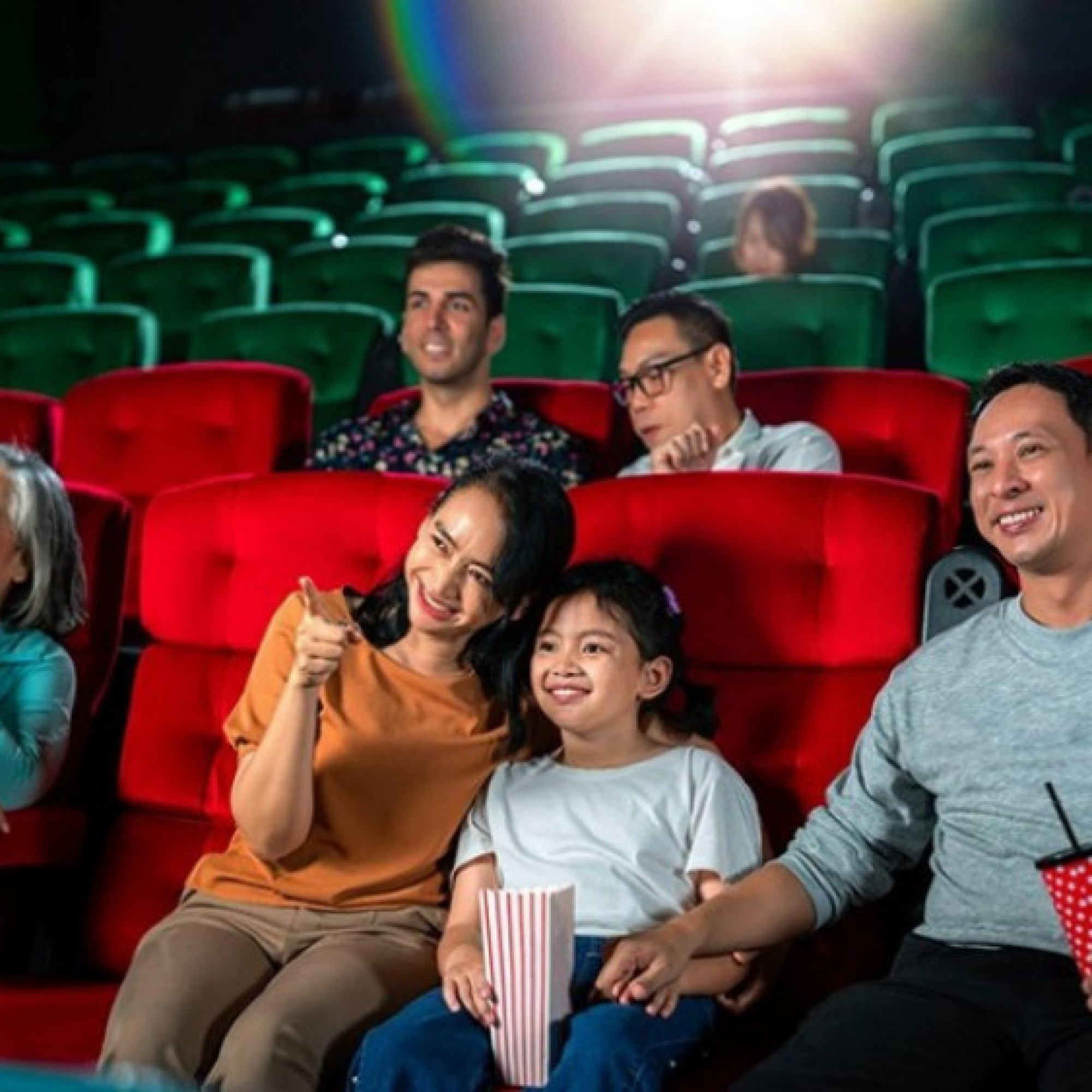  - Không cần nhờ con, phụ huynh hiện đại tự đặt vé xem phim, chốt lịch giải trí