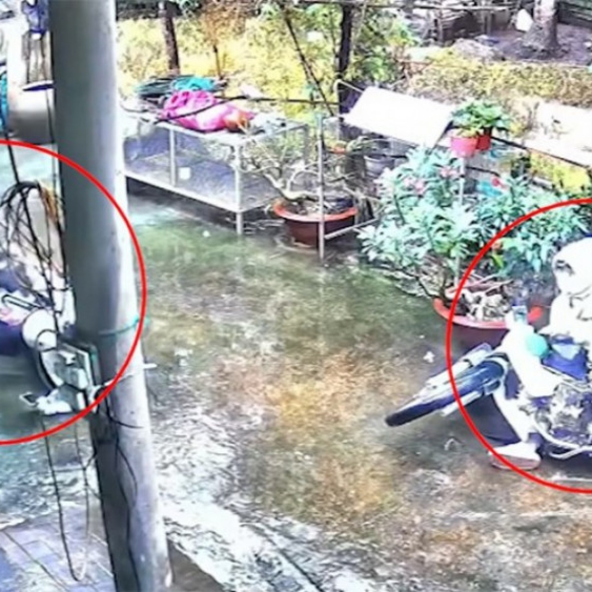  - Clip: "Dở khóc dở cười" 4 nữ sinh đồng loạt trượt ngã xe vì sân ướt trơn