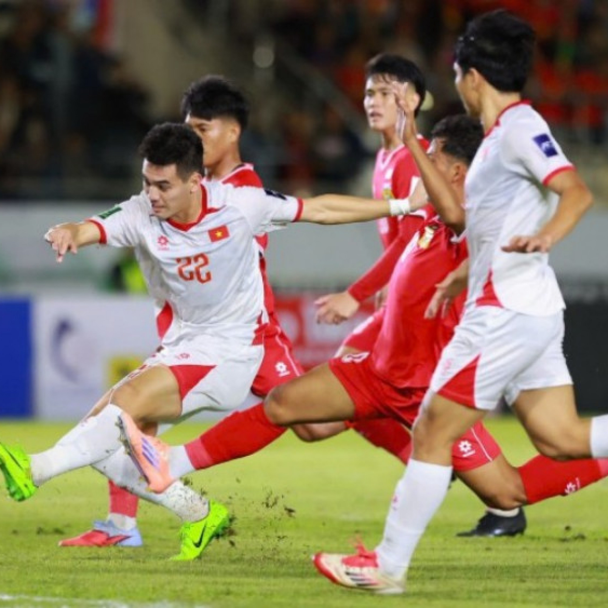  - Rực lửa Việt Nam đấu Lào: Tiến Linh, Hoàng Đức bỏ lỡ cơ hội mở tỉ số