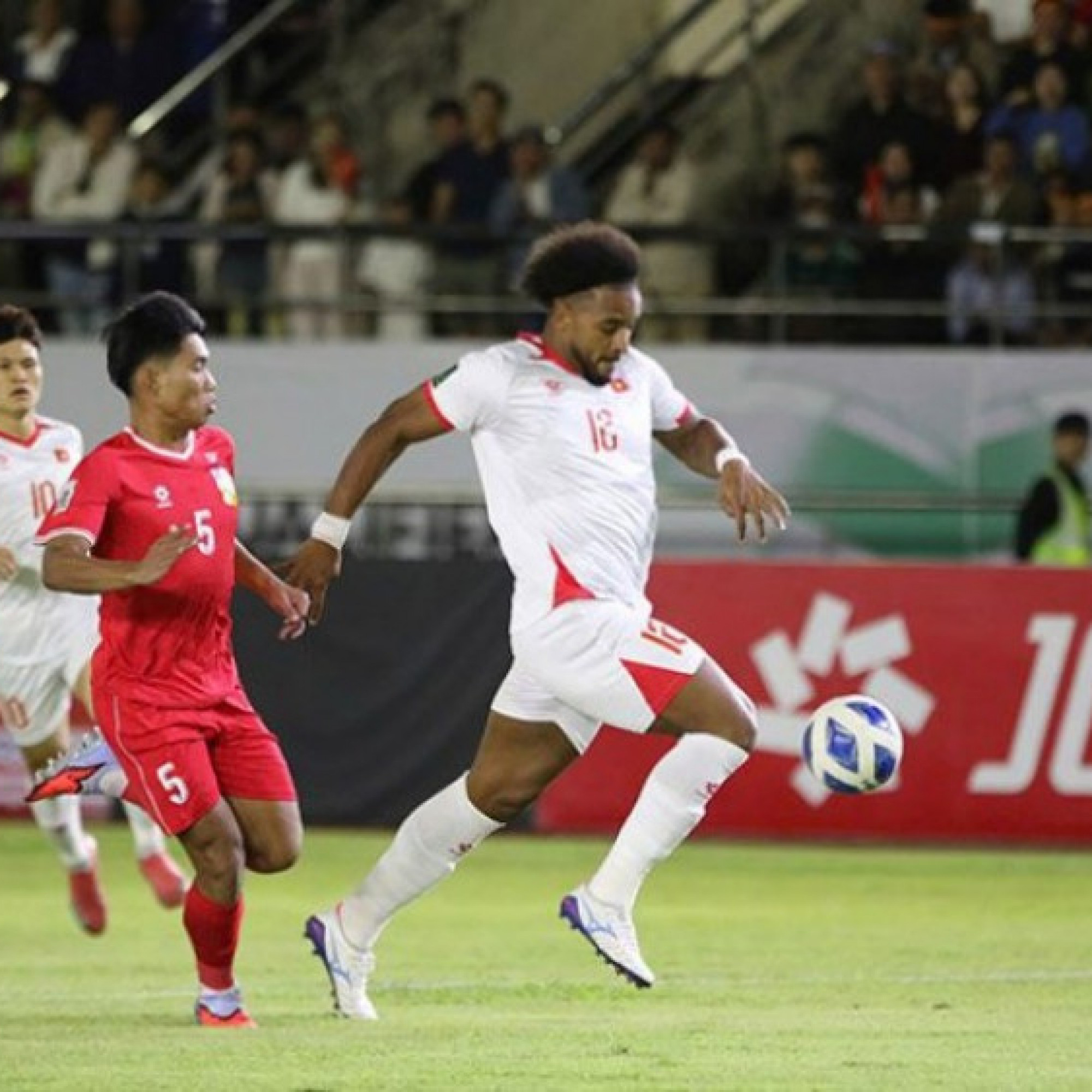  - Trực tiếp bóng đá Lào - Việt Nam: Tuấn Hải sút đập xà ngang (Vòng loại Asian Cup)