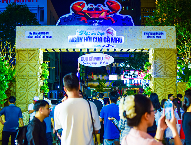 Thực khách chen chân thưởng thức món ngon Lễ hội cua Cà Mau giữa lòng thành phố