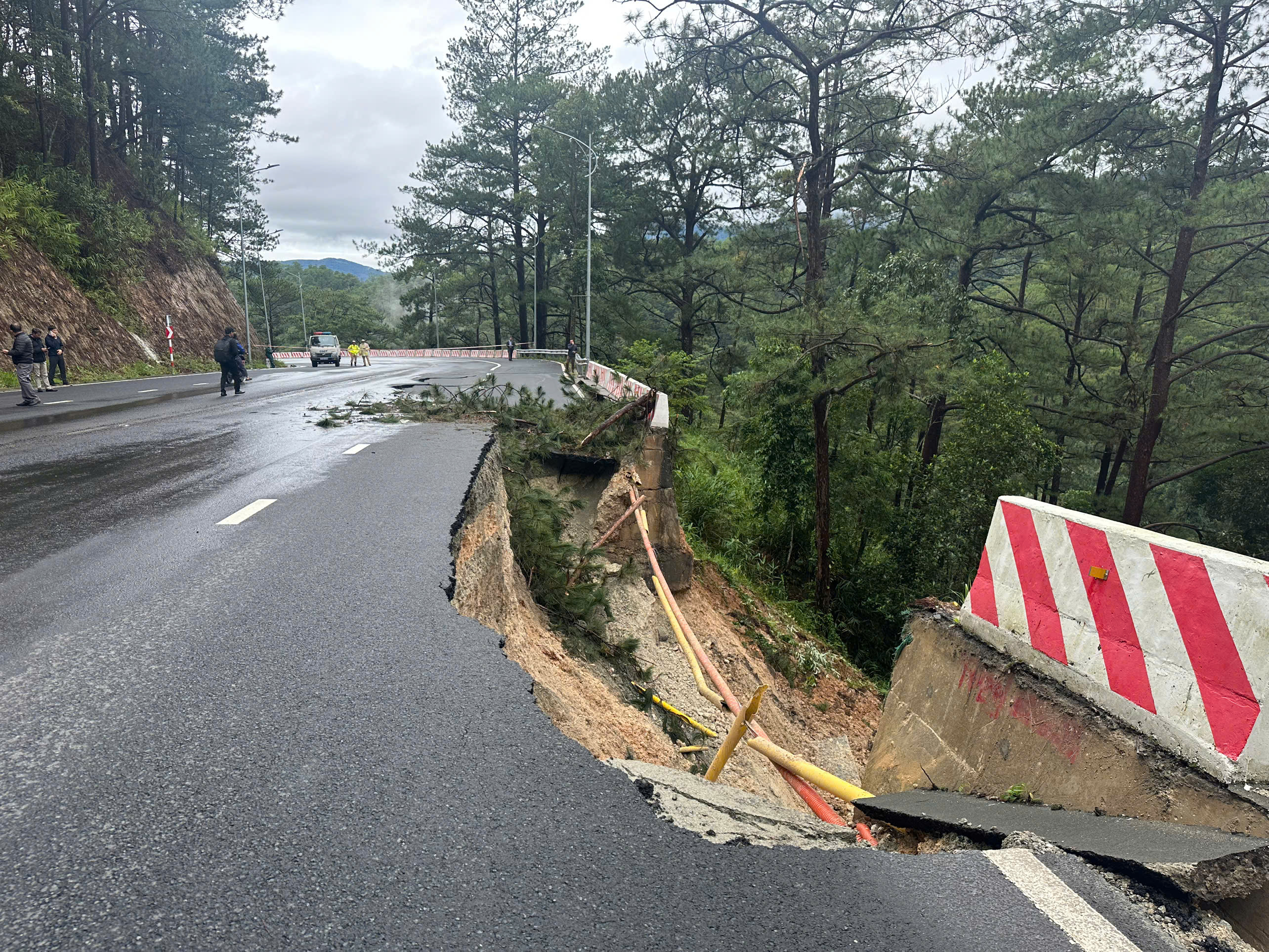 Thêm nhiều điểm sạt lở trên tuyến đèo nối tỉnh Khánh Hòa và Lâm Đồng - 3