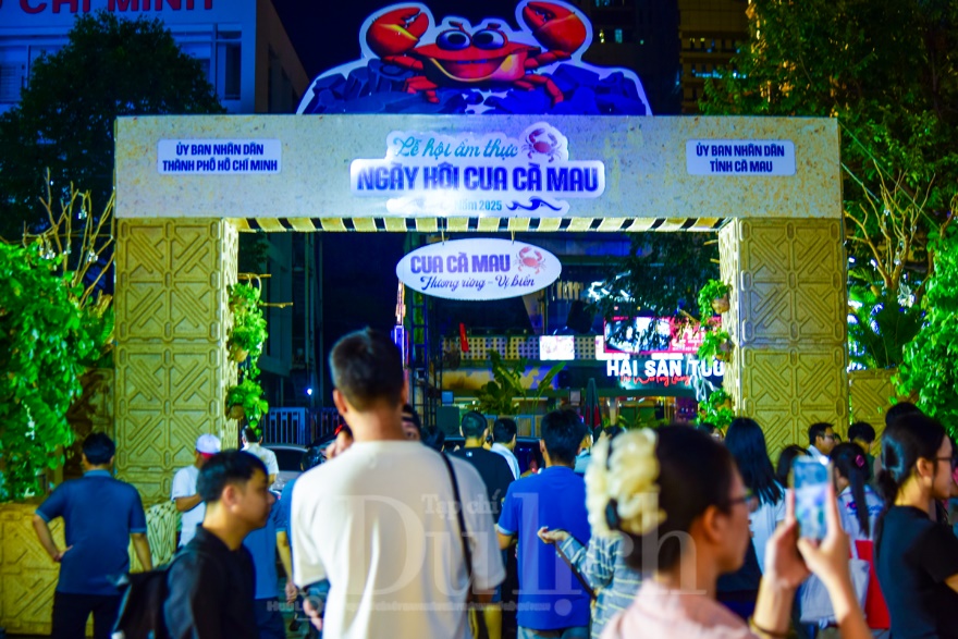 Thực khách chen chân thưởng thức món ngon Lễ hội cua Cà Mau giữa lòng thành phố - 6