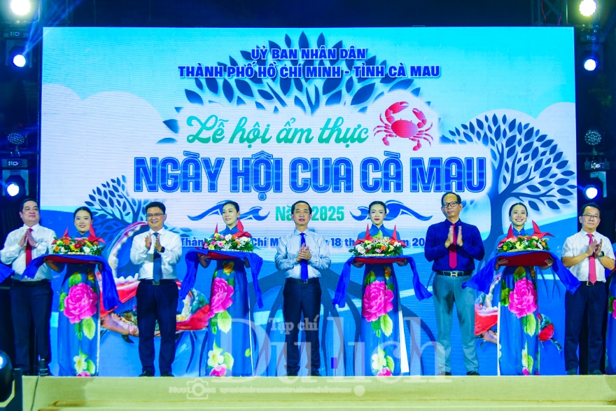 Thực khách chen chân thưởng thức món ngon Lễ hội cua Cà Mau giữa lòng thành phố - 14