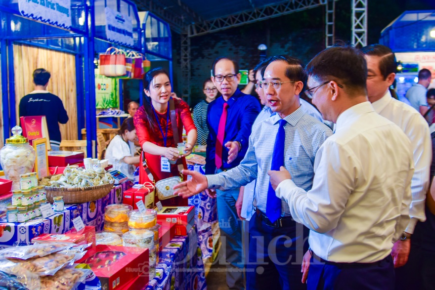 Thực khách chen chân thưởng thức món ngon Lễ hội cua Cà Mau giữa lòng thành phố - 9