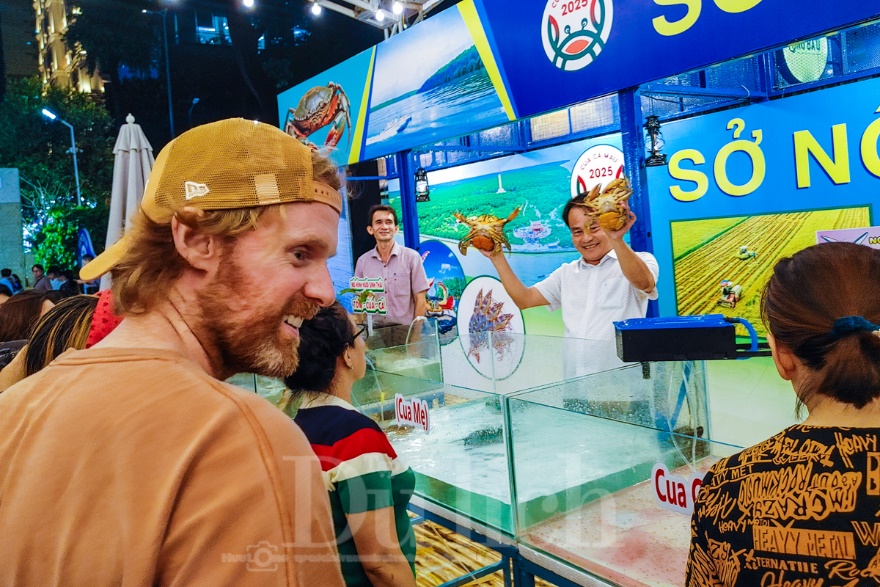 Thực khách chen chân thưởng thức món ngon Lễ hội cua Cà Mau giữa lòng thành phố - 7