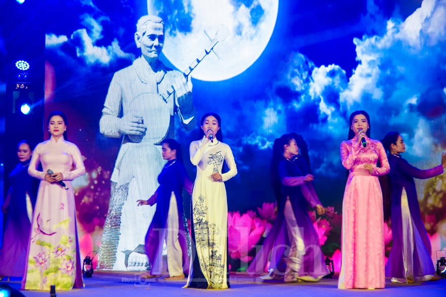 Thực khách chen chân thưởng thức món ngon Lễ hội cua Cà Mau giữa lòng thành phố - 13