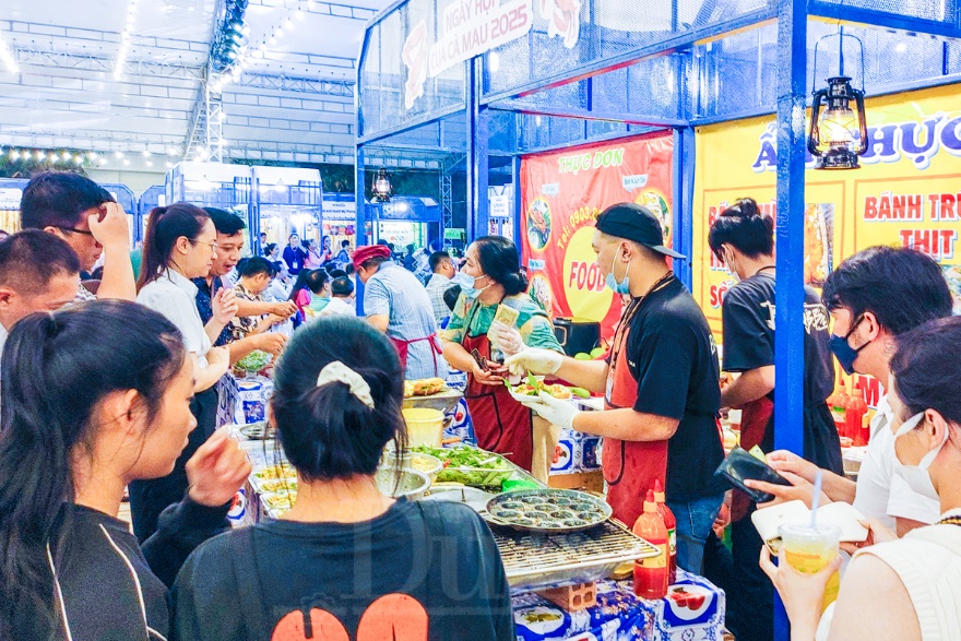 Thực khách chen chân thưởng thức món ngon Lễ hội cua Cà Mau giữa lòng thành phố - 8