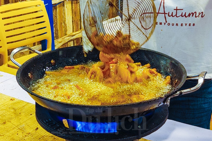 Thực khách chen chân thưởng thức món ngon Lễ hội cua Cà Mau giữa lòng thành phố - 4