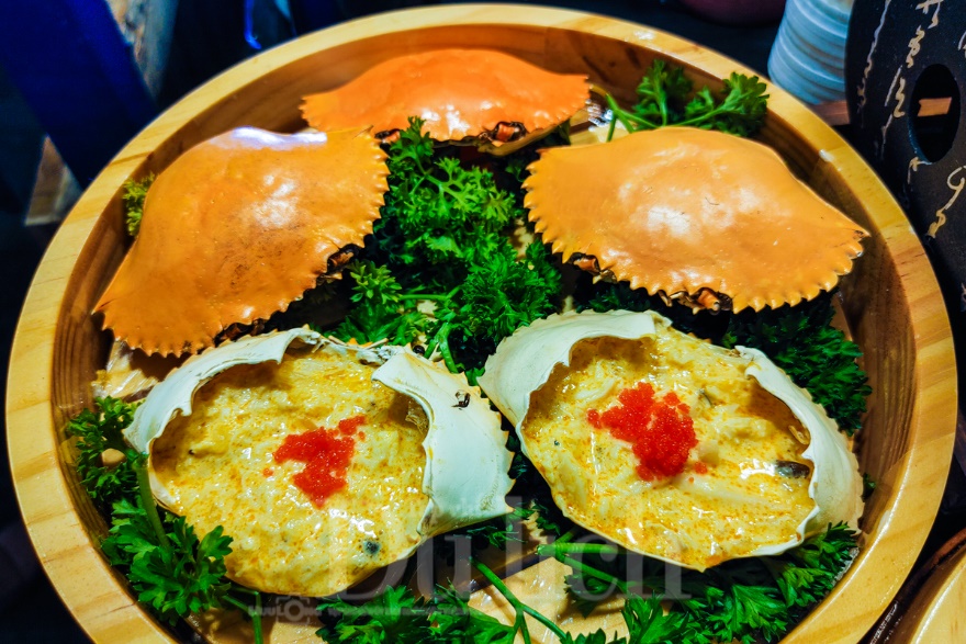 Thực khách chen chân thưởng thức món ngon Lễ hội cua Cà Mau giữa lòng thành phố - 5