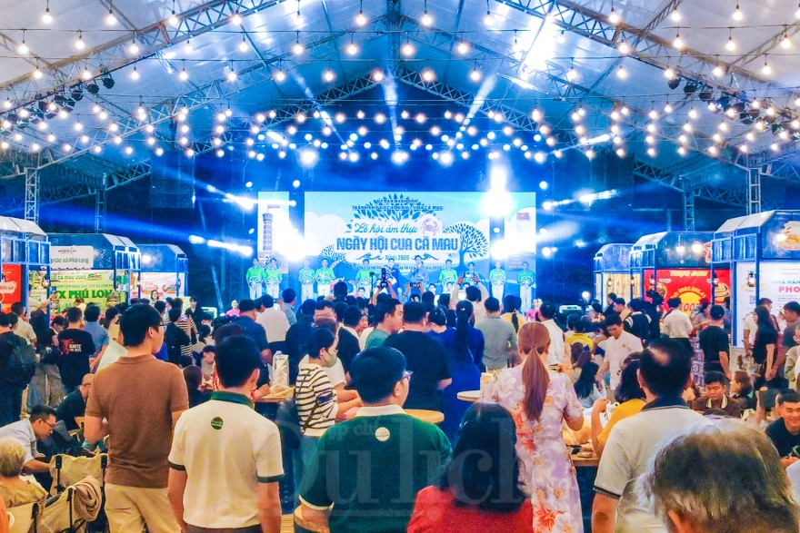 Thực khách chen chân thưởng thức món ngon Lễ hội cua Cà Mau giữa lòng thành phố - 1