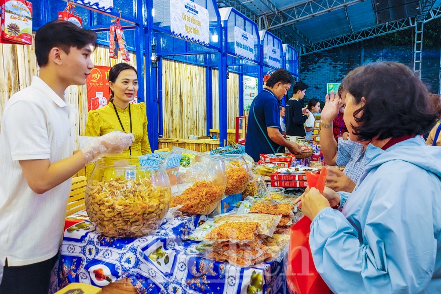 Thực khách chen chân thưởng thức món ngon Lễ hội cua Cà Mau giữa lòng thành phố - 2