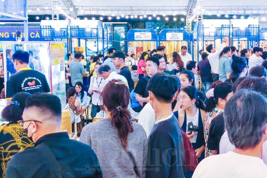 Thực khách chen chân thưởng thức món ngon Lễ hội cua Cà Mau giữa lòng thành phố - 3