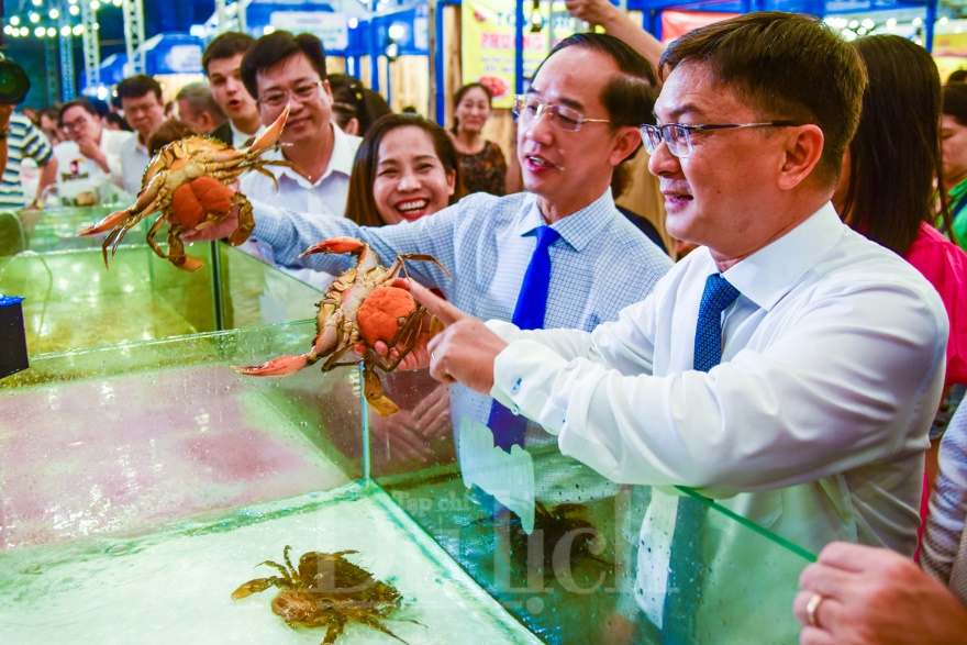 Thực khách chen chân thưởng thức món ngon Lễ hội cua Cà Mau giữa lòng thành phố - 10