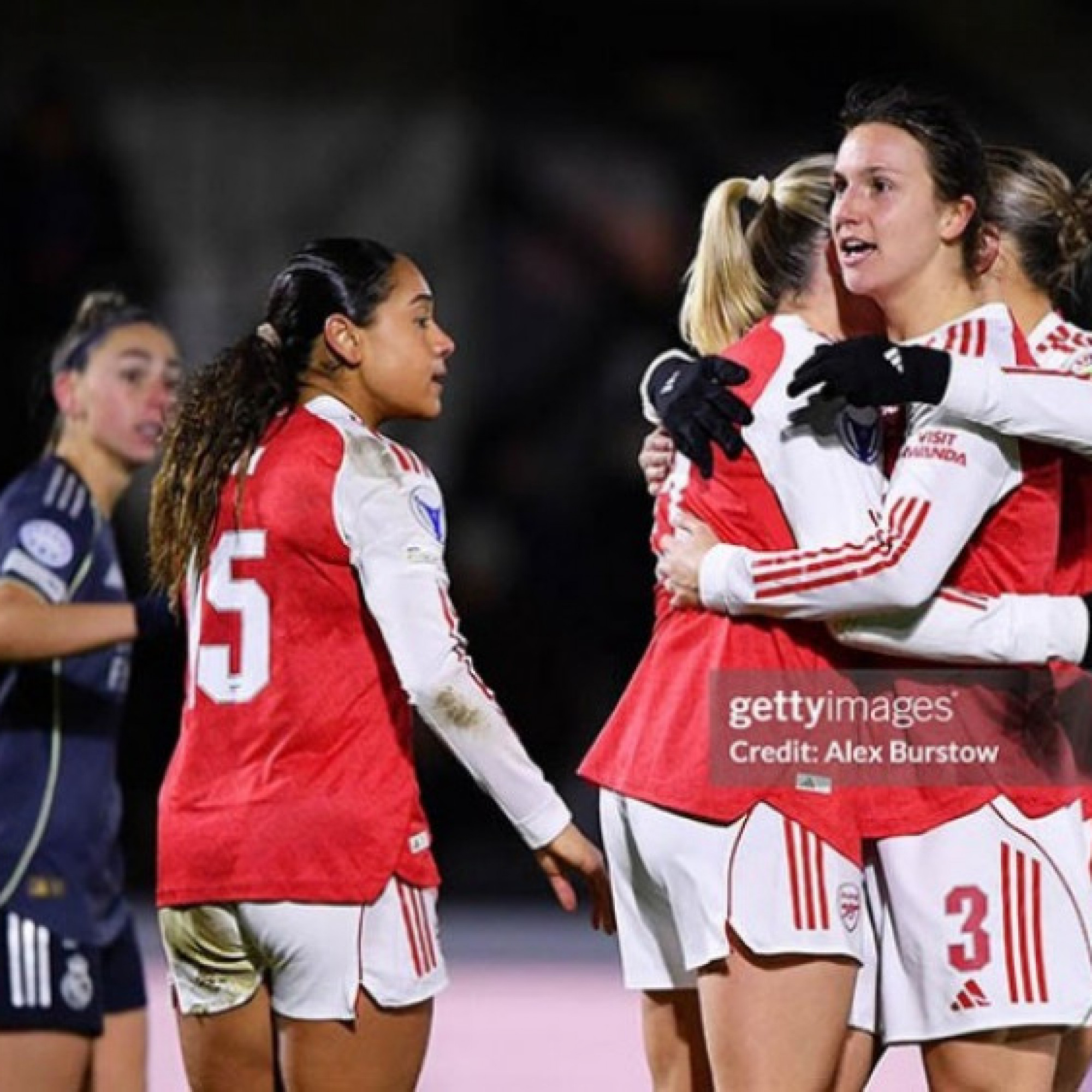  - Rực lửa Cúp C1 nữ: Arsenal ngược dòng đả bại Real Madrid, MU thua thảm 2-5