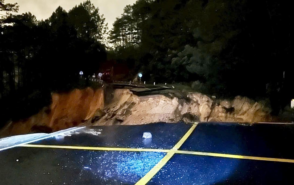 Đèo Mimosa đứt gãy làm đôi, giao thông bị chia cắt - 1