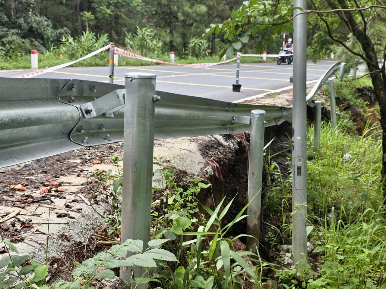 Đèo Mimosa đứt gãy làm đôi, giao thông bị chia cắt - 2