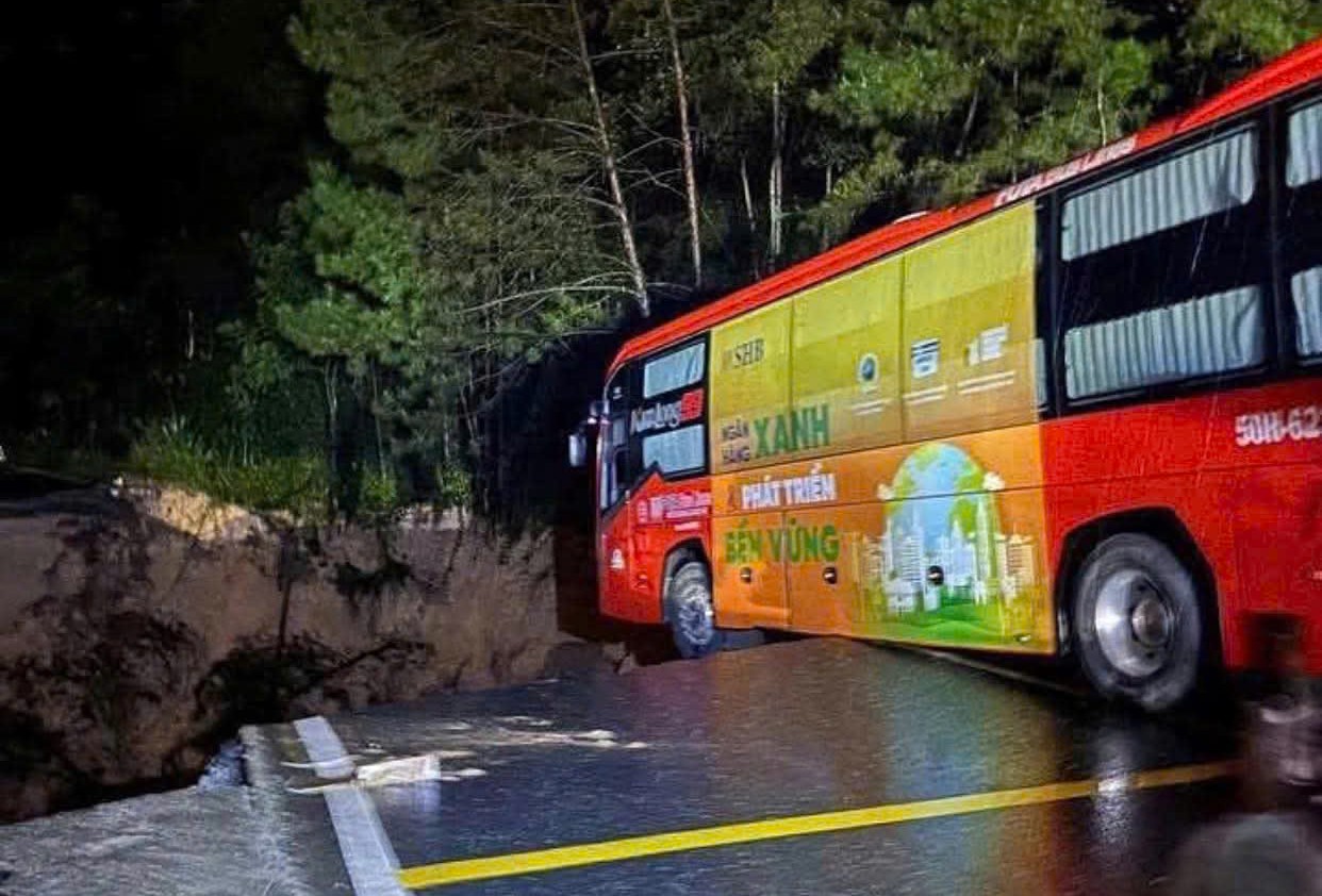 Lâm Đồng công bố tình trạng khẩn cấp đối với đèo Mimosa sau vụ sạt lở trong đêm - 1