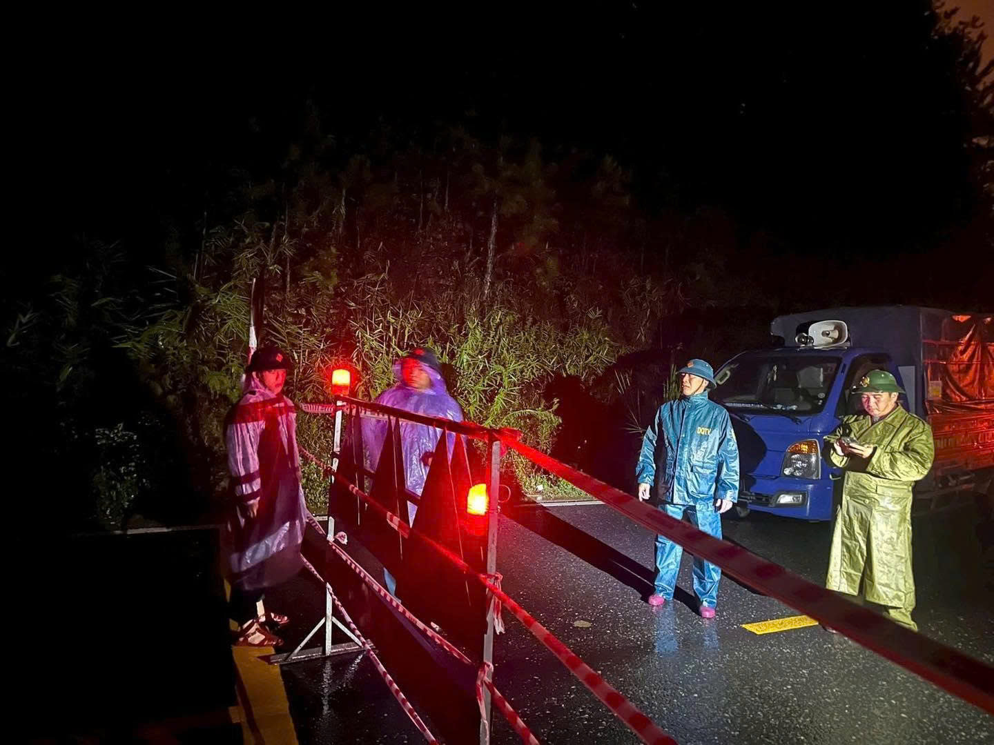 Lâm Đồng công bố tình trạng khẩn cấp đối với đèo Mimosa sau vụ sạt lở trong đêm - 2