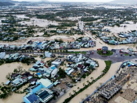 - Mưa lũ và sạt lở đất làm nhiều người chết và mất tích ở các tỉnh miền Trung
