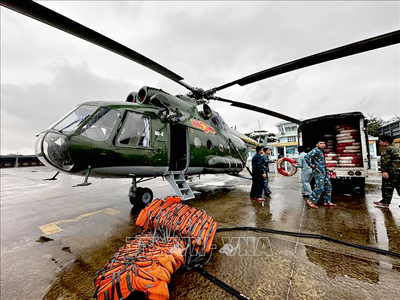 Mưa lũ và sạt lở đất làm nhiều người chết và mất tích ở các tỉnh miền Trung - 7