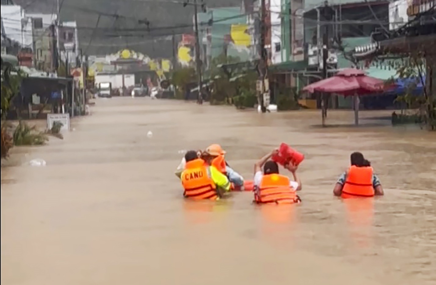 Mưa lũ và sạt lở đất làm nhiều người chết và mất tích ở các tỉnh miền Trung - 4