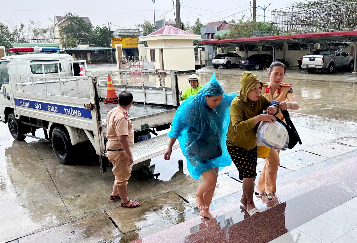 Mưa lũ và sạt lở đất làm nhiều người chết và mất tích ở các tỉnh miền Trung - 6
